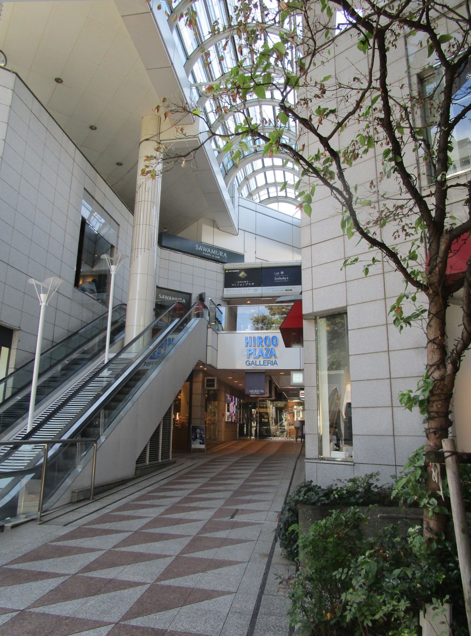 広尾駅前のHIROO PLAZA(周辺)