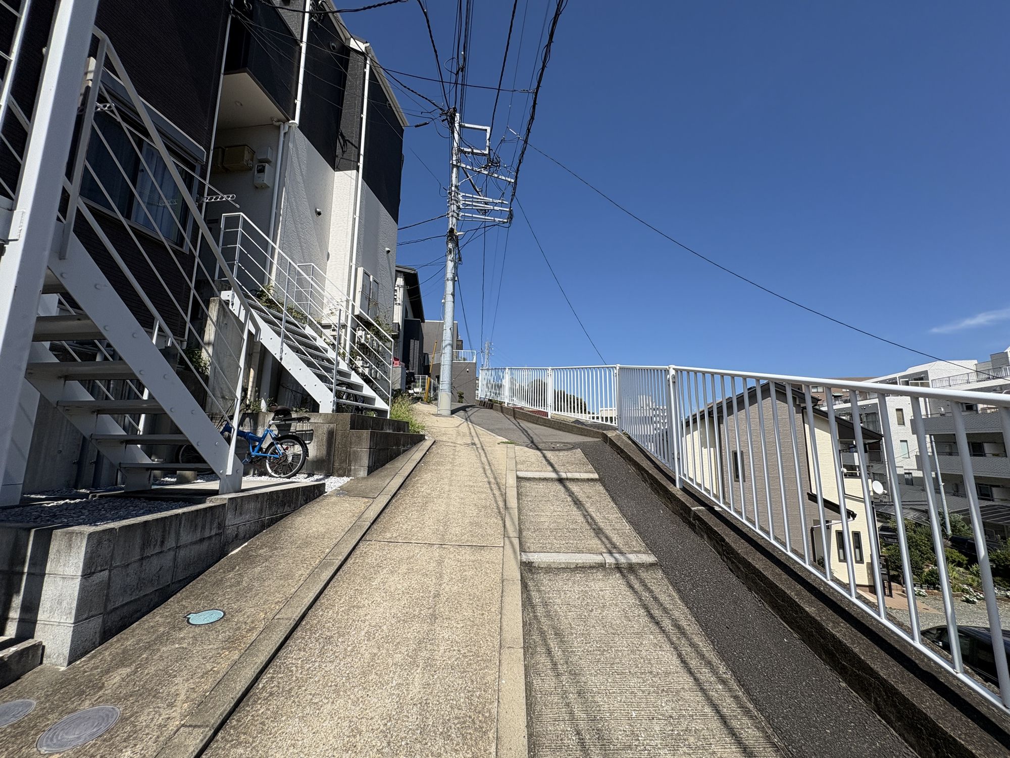 前面道路(南側) 前面道路(南側)