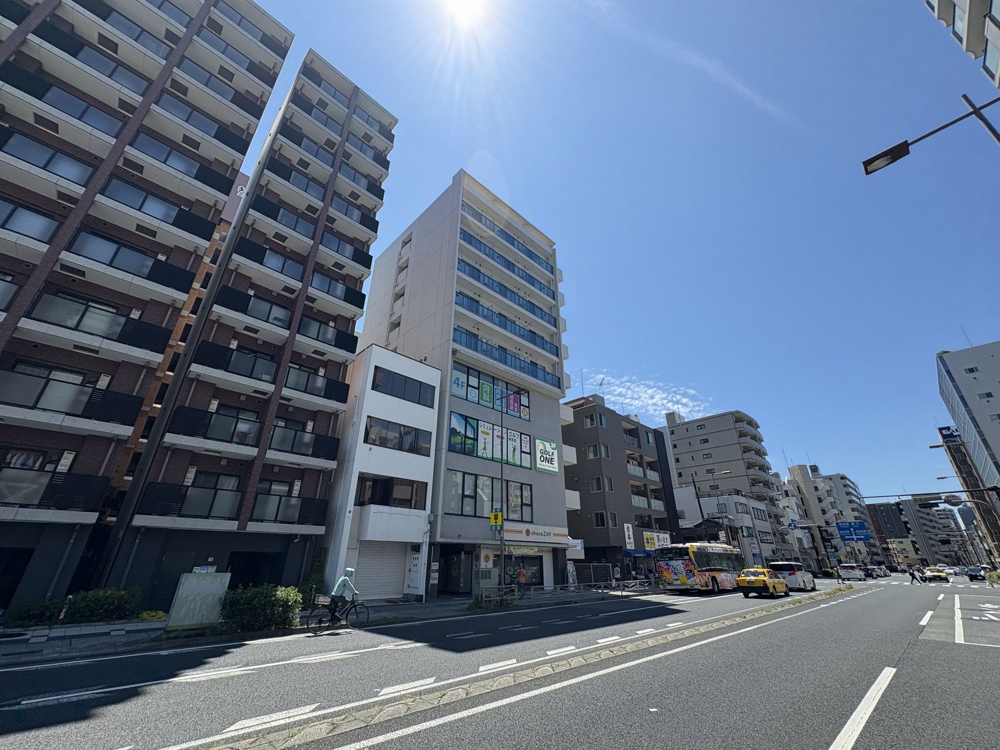 建物外観と前面道路 建物外観と前面道路