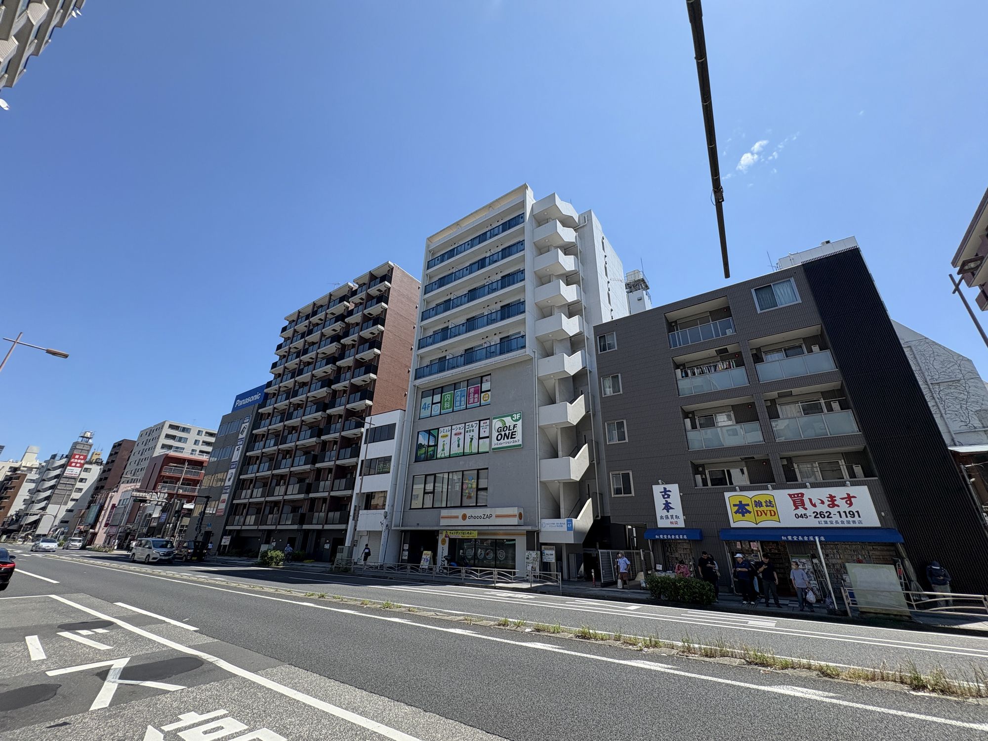 建物外観と前面道路 建物外観と前面道路