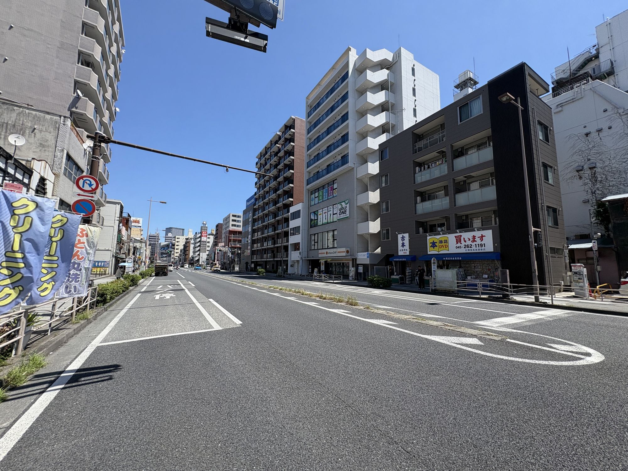 建物外観と前面道路 建物外観と前面道路