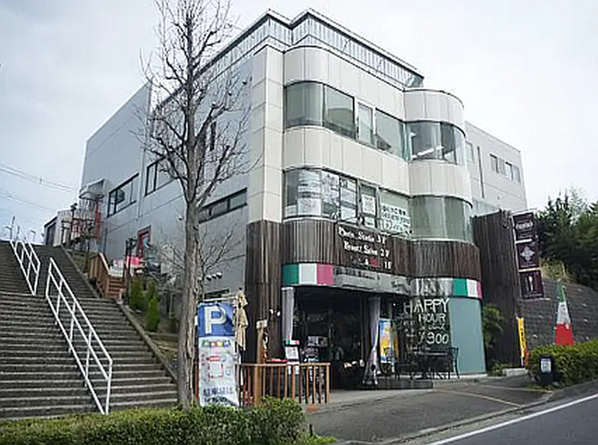 横浜BL「中川」駅徒歩4分 1990年4月築 RC造3階建 横浜BL「中川」駅徒歩4分 1990年4月築 RC造3階建