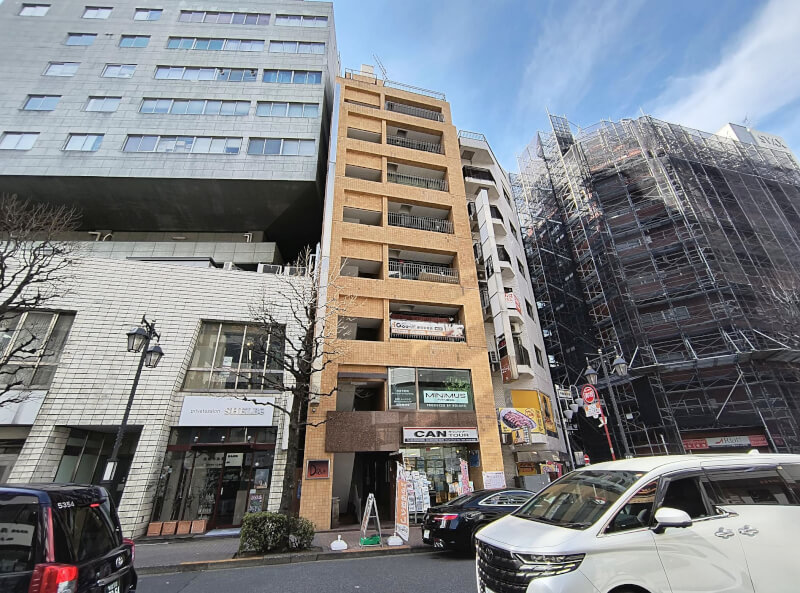 東京メトロ丸の内線「新宿御苑前」駅徒歩1分 1982年1月築 SRC造地下1階付9階建