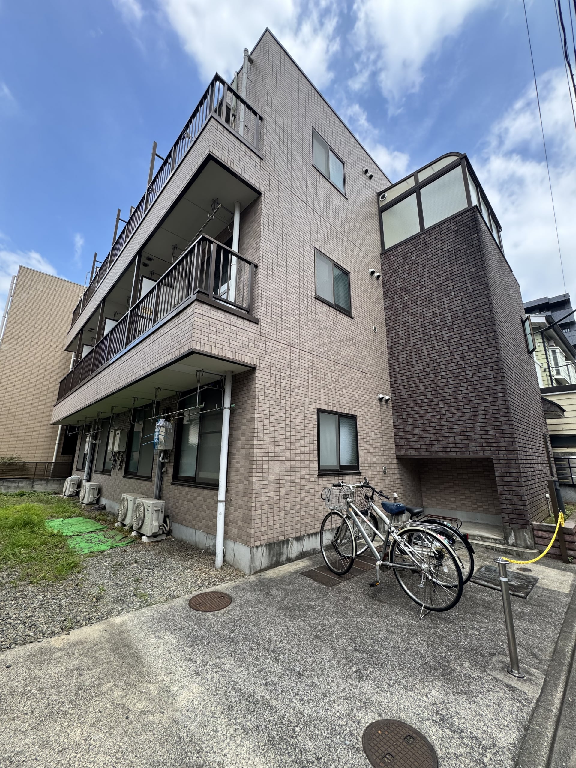 丸ノ内線「中野坂上」駅徒歩2分 1997年9月築 鉄骨造3階建 丸ノ内線「中野坂上」駅徒歩2分 1997年9月築 鉄骨造3階建