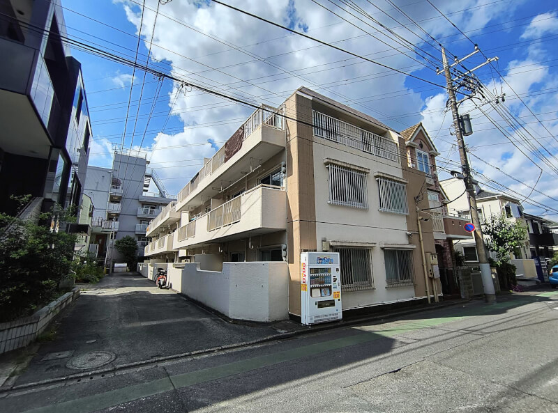 小田急線「町田」駅徒歩8分 1979年2月築 RC造3階建 小田急線「町田」駅徒歩8分 1979年2月築 RC造3階建