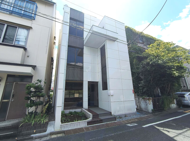 東急東横線「自由が丘」駅徒歩4分 1981年9月築 RC造3階建 東急東横線「自由が丘」駅徒歩4分 1981年9月築 RC造3階建