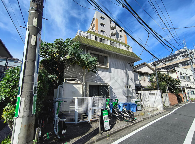 JR山手線「巣鴨」駅徒歩5分 1988年4月築 RC造3階建 JR山手線「巣鴨」駅徒歩5分 1988年4月築 RC造3階建